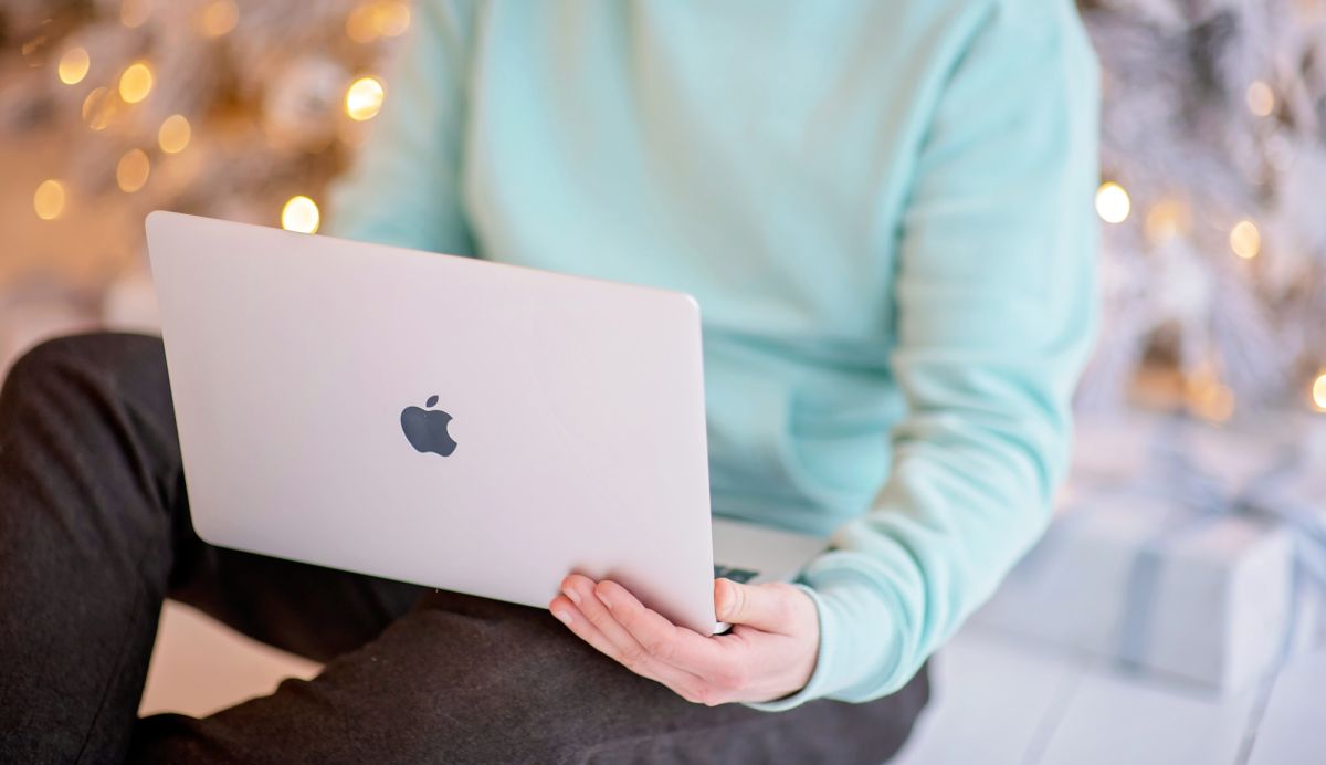 Las patentes de Apple apuntan a una MacBook que puede cargar tu iPhone de forma inalámbrica