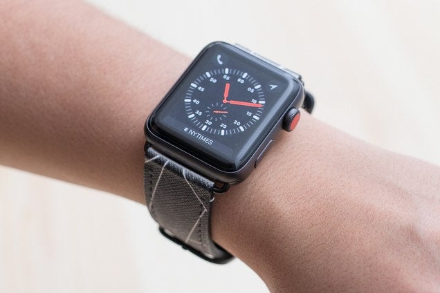Un primer plano de una persona que lleva un Apple Watch con una correa Casetify.