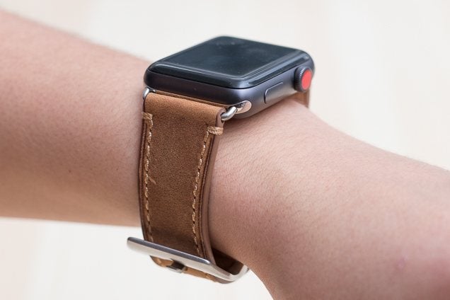 Un primer plano de una persona que lleva un Apple Watch con una correa de cuero Mkeke.