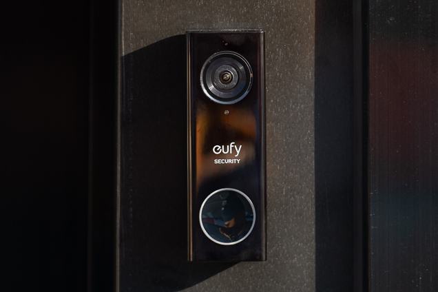 La cámara del timbre de video Eufy, que se muestra colocada en un edificio.